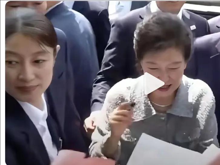 朴槿惠身边的这个保镖真是漂亮，近日，朴槿惠去祭拜父母，美女保镖在一旁如影随形，一