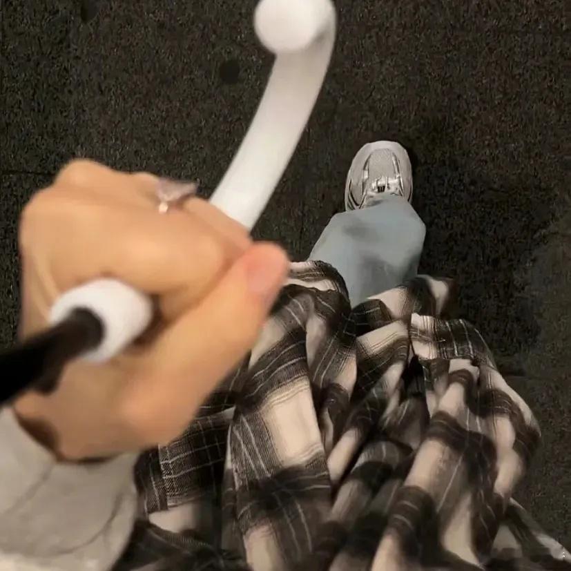 人永远不会珍惜三种人：一是轻易得到的；二是永远不会离开的；三是那个一直对你很好的