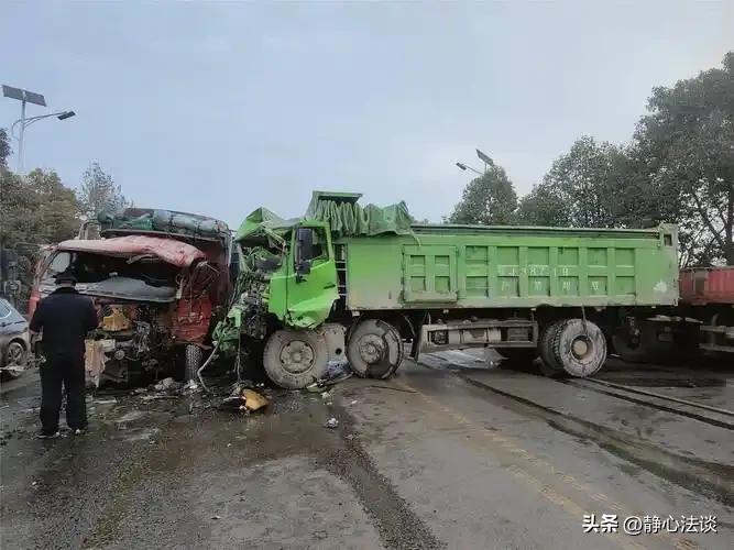 湖南娄底，男子开渣土车作业时，意外撞上了同公司名下的另一台渣土车。两台车都在同一