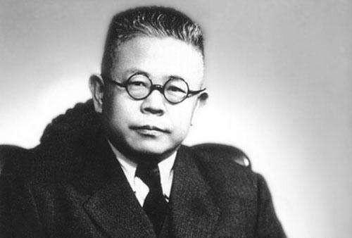 1950年，历史学家傅斯年身体每况愈下，看着他熬夜修改手稿。妻子俞大彩安慰道“家