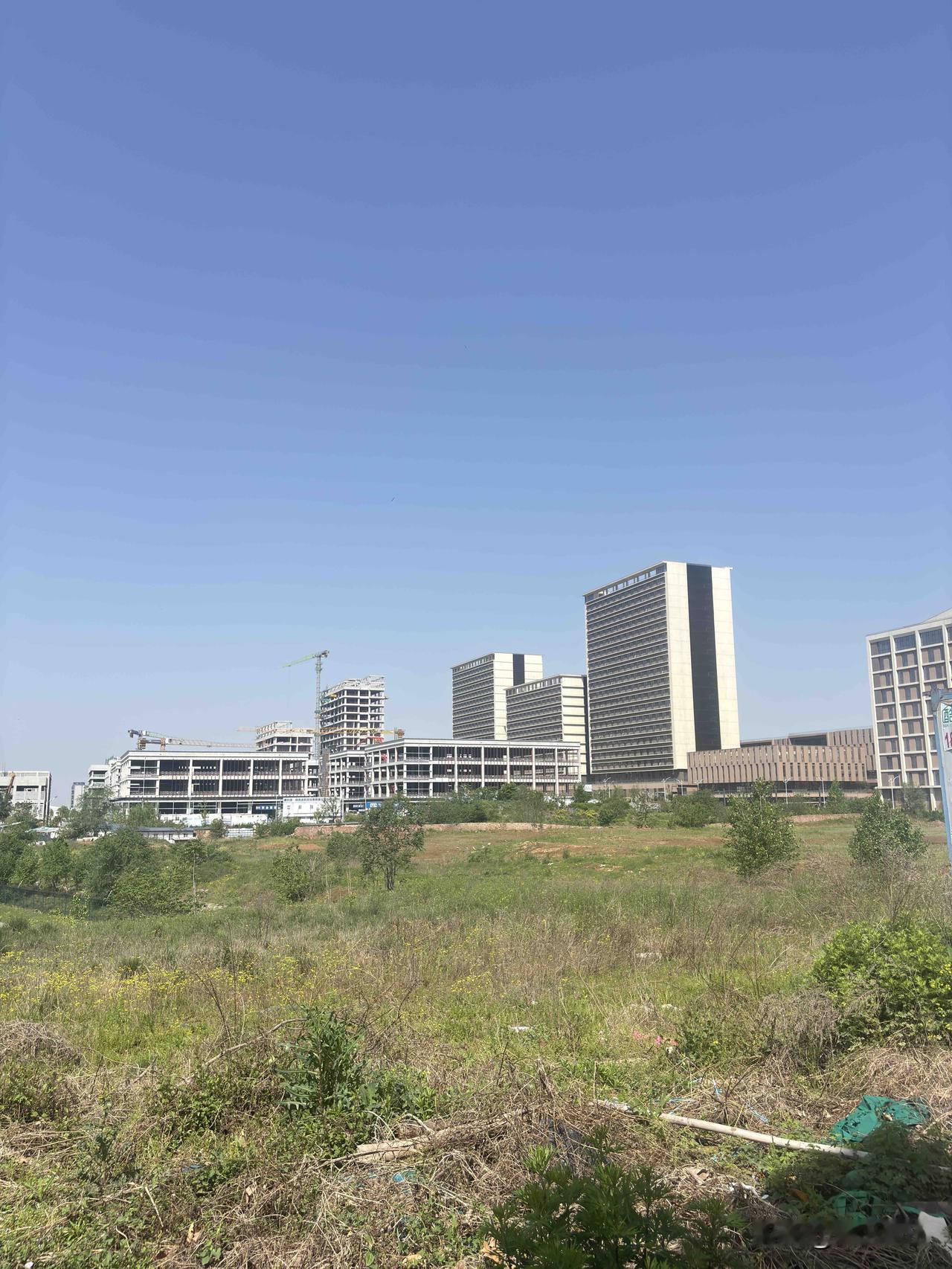 西安长安区航天东路南头这里，旁边就是通用机场，据说占地400多亩，可以看到远处的