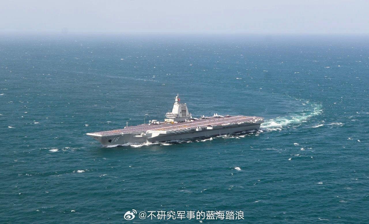 福建舰航母编队首次海上实兵训练 