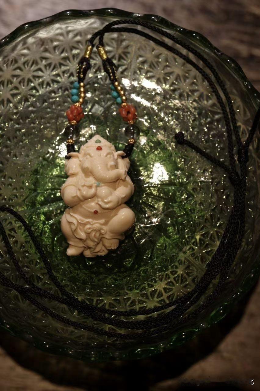 有些守护，不需要很大。

一枚小小的象神，落在掌心，
温润的质地，不声不响，却很