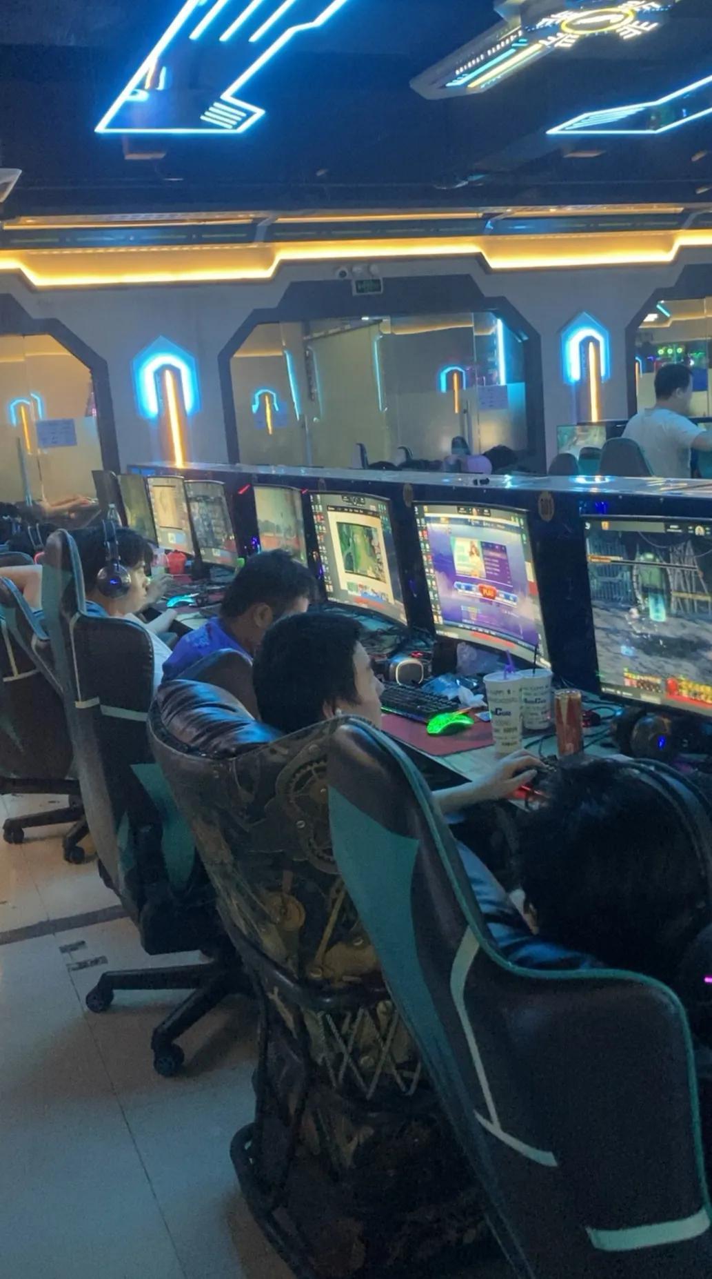 强烈建议从严管控网络游戏，守护青少年成长
网络游戏，早已成为伤害青少年的新时代精