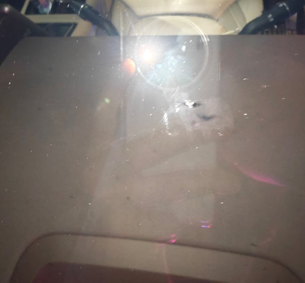 今天运气太背了，一直在高速公路处理事故，上午车被别人蹭，下午再高速挡风玻璃被石子