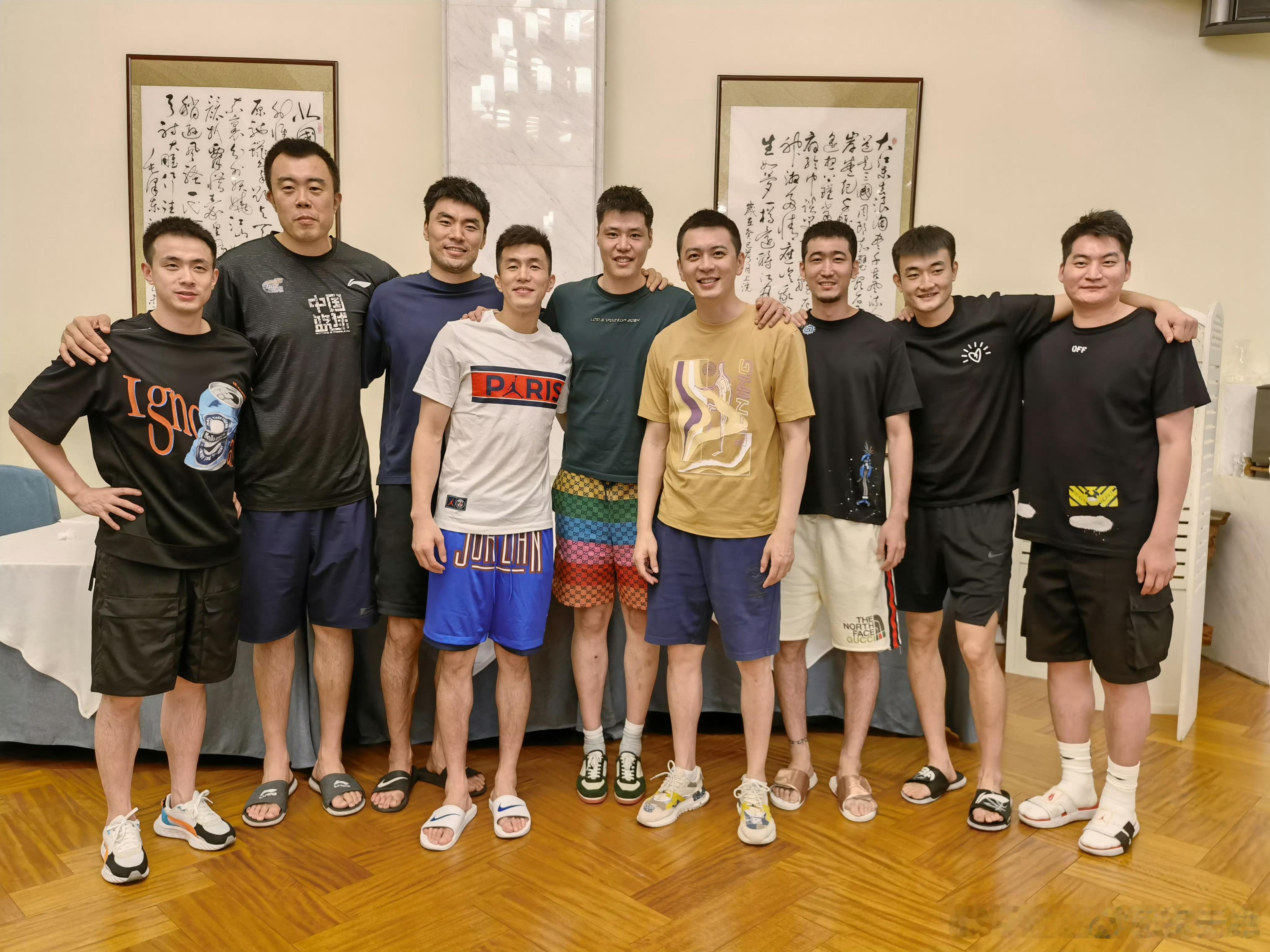 照片上的人，走的走，退的退，随着大韩的退役，现役又少一人。唯二现役，李晓旭，兼职