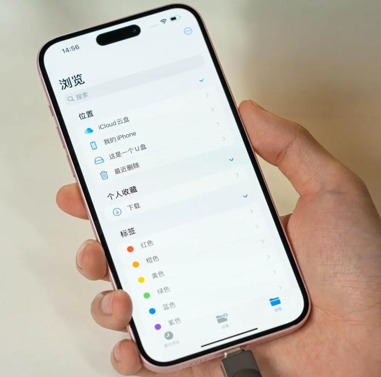 要说现在机圈最火的手机是谁，iPhone15应该能占前列，预售销量看着相当不错，