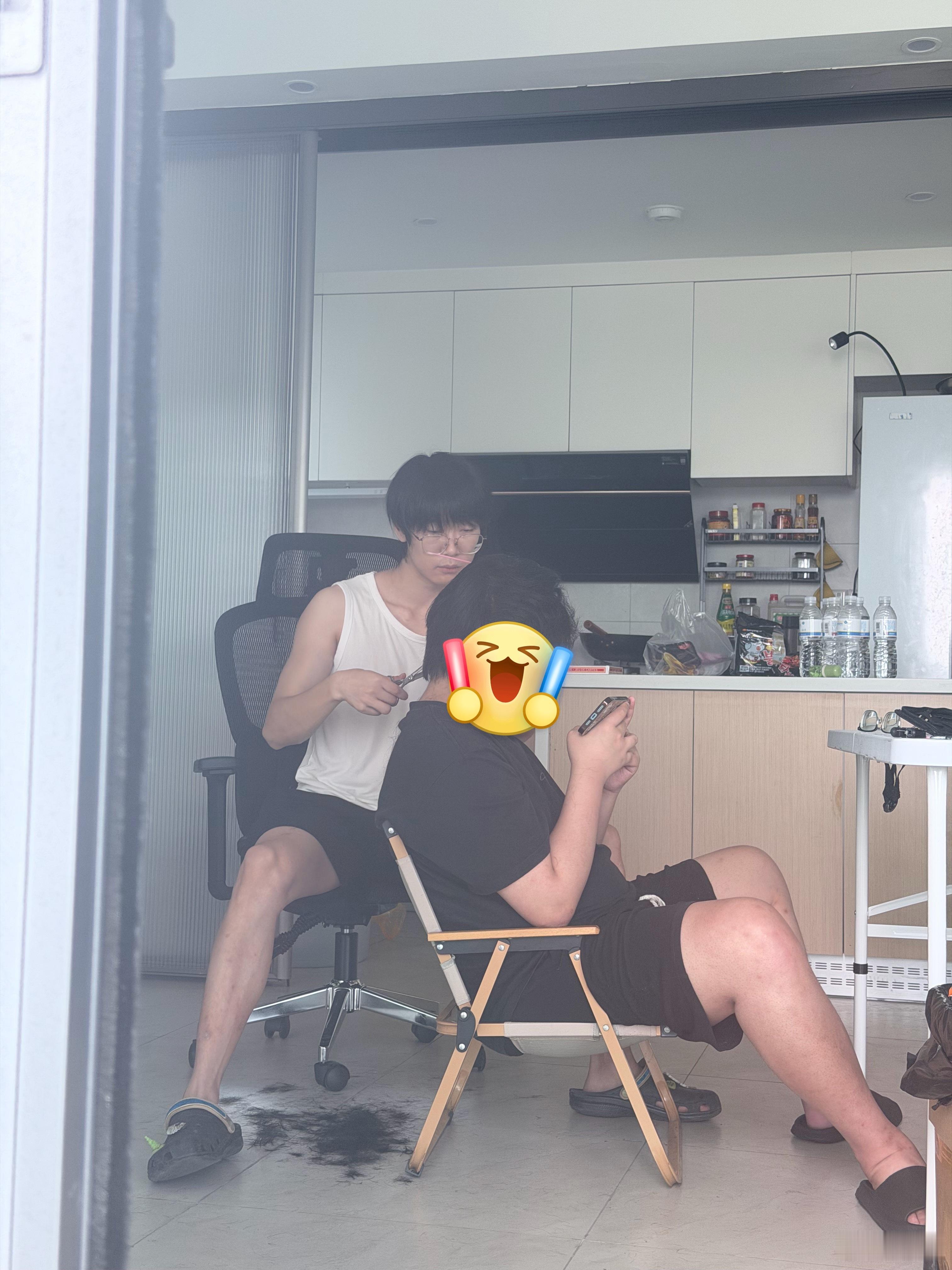 李帅真的太牛了他现在是全家人的理发师。 