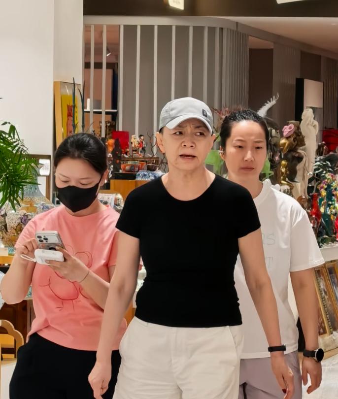 65岁宋丹丹现身北京一间大型商场购物，身边带了两位助理，她走在最前面带路，走路姿