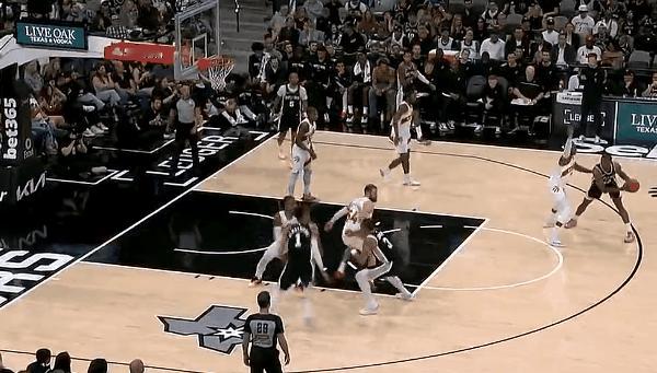 版本之子！这样的文班亚马谁拦得住？
在今天NBA常规赛马刺对阵猛龙的比赛的第四节