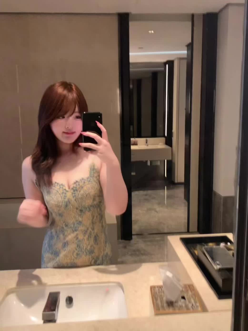 “想起第一次遇见她时，话便含蓄了起来，像羞红的苹果，让春天咬了一口”