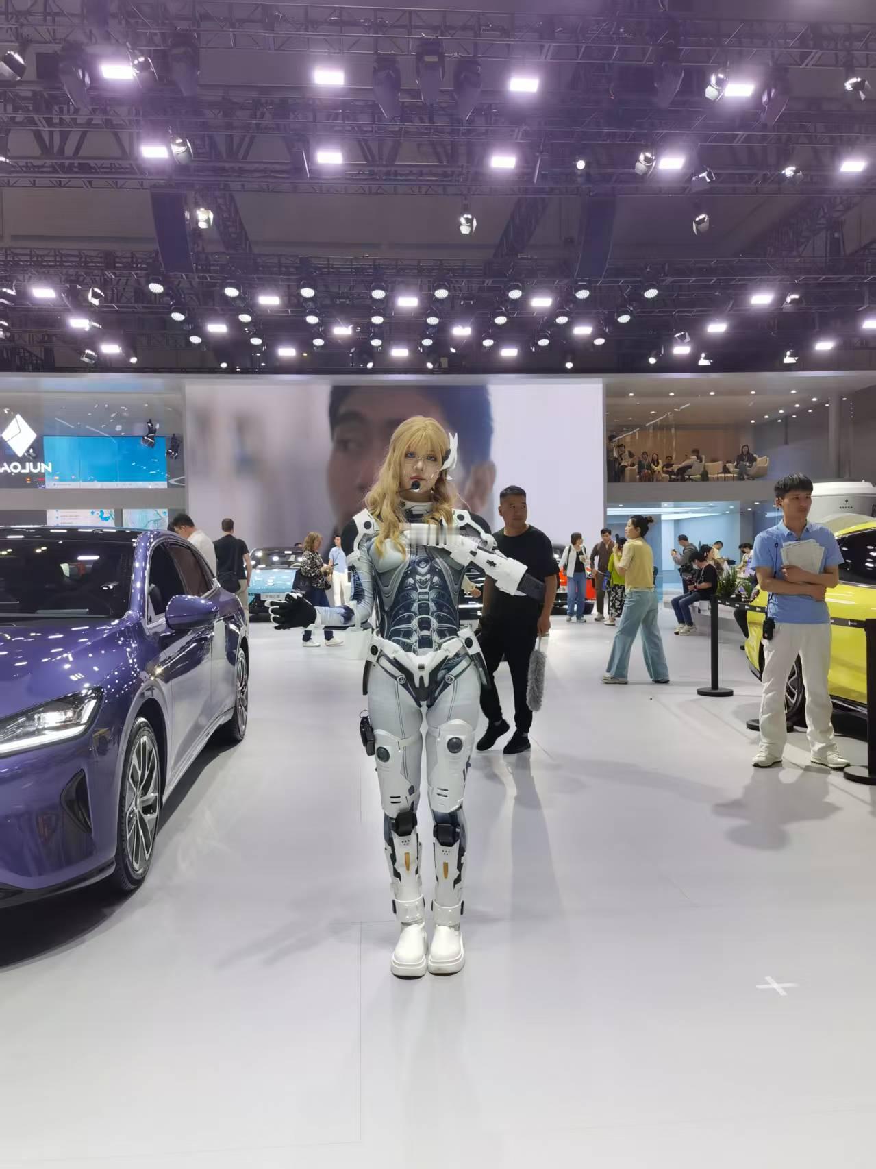 展台的机器人，你们猜，真的假的？【来自懂车帝车友圈】