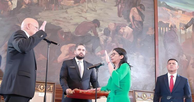 砰！一名退休老人刚举起“我们要吃饭”的纸牌，就被警棍狠狠砸倒在地。这不是电影，这