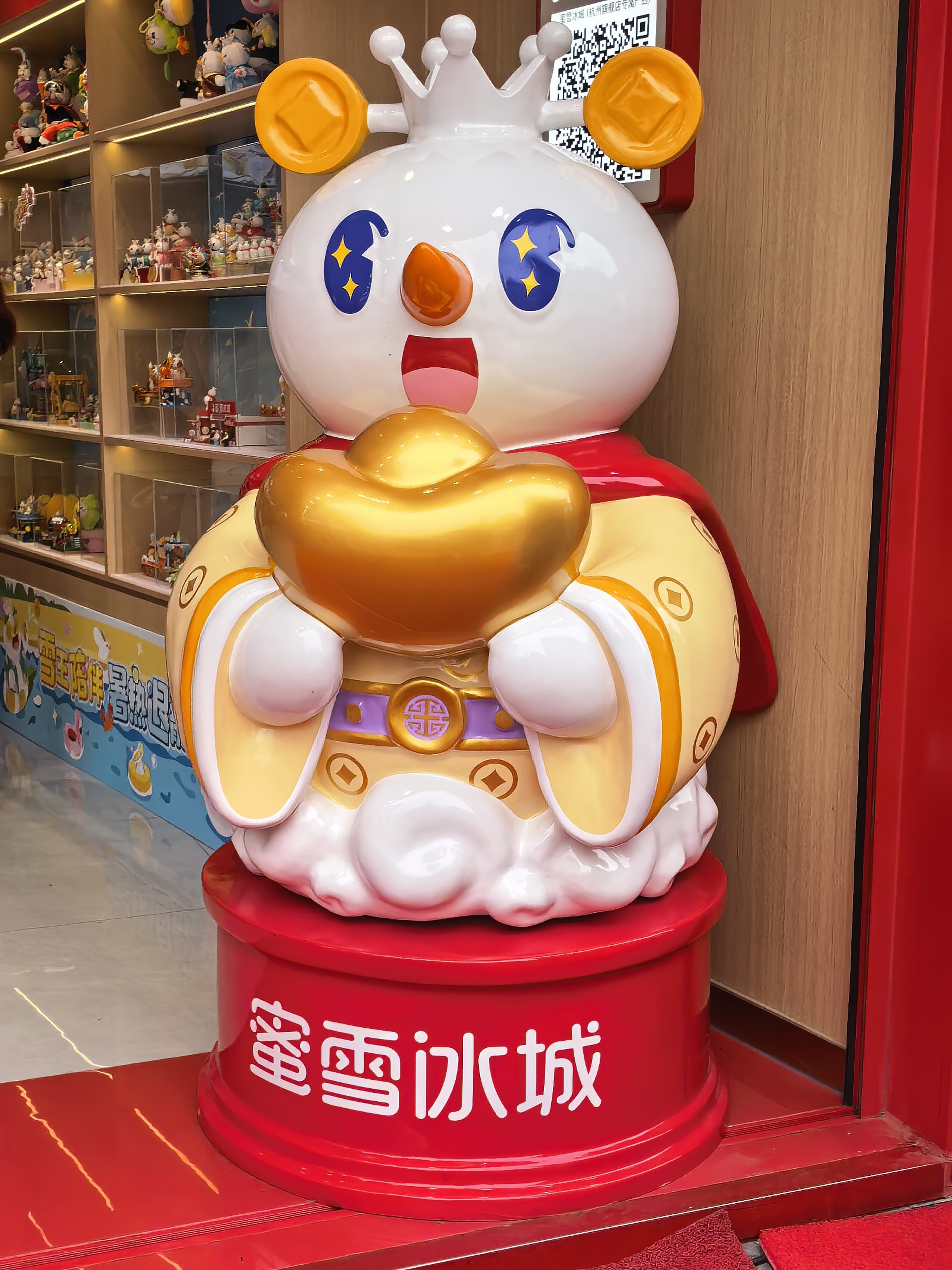 买了一堆可可爱爱的挂件等等，水晶球没货了有机会去郑州总部看一下粉黛春山圣代不仅好