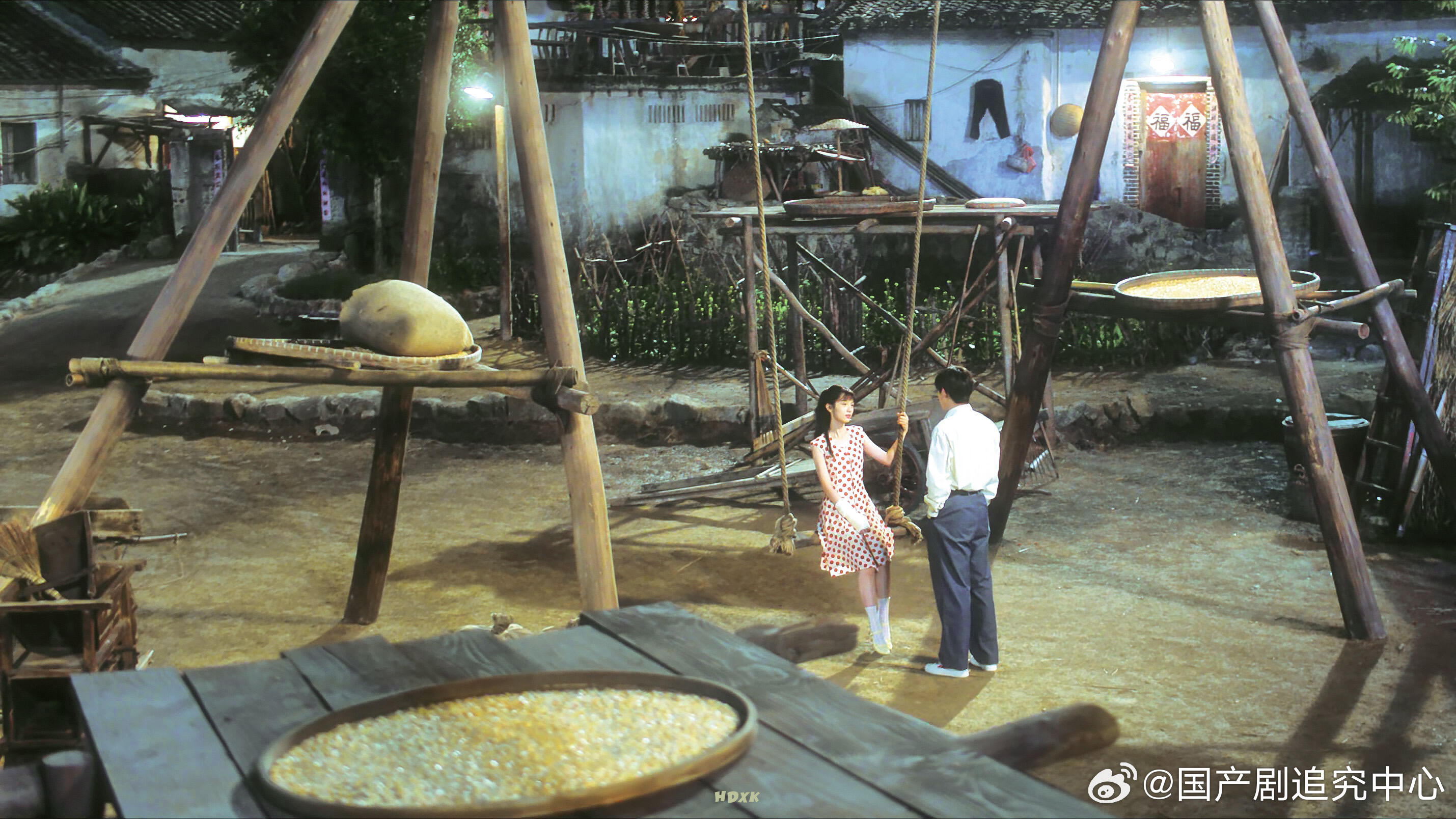 周也就这么给了翟潇闻一巴掌 萌萌舞的甜蜜小插曲🤭周也抬手轻碰翟潇闻，俩人都不好