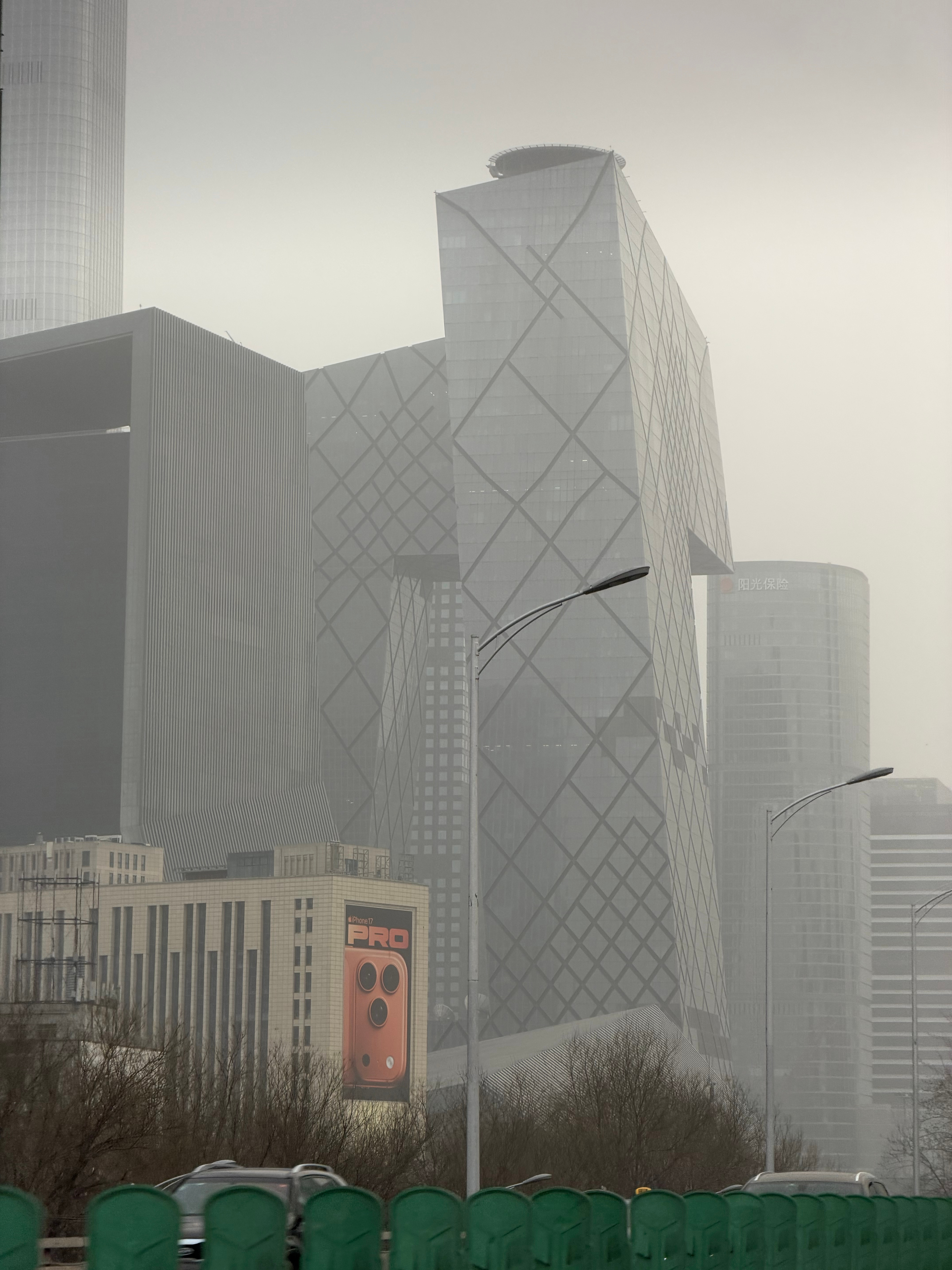 在飞驰人生里吃完沙子，出门继续吃沙子飞驰人生3