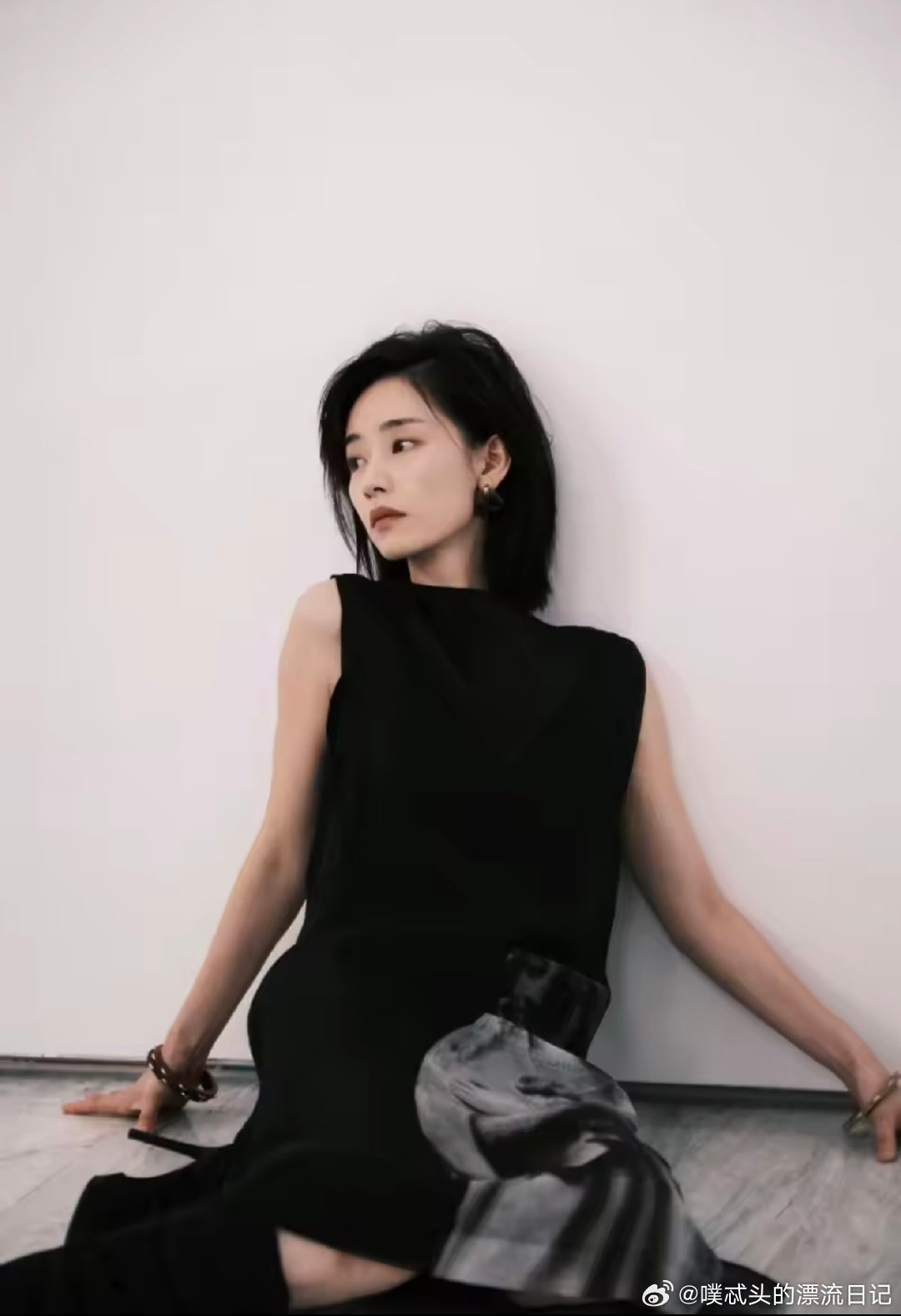 刘雅瑟耳朵红透了直女之间的氛围感绝了！刘雅瑟耳朵爆红，看得人嘴角上扬 