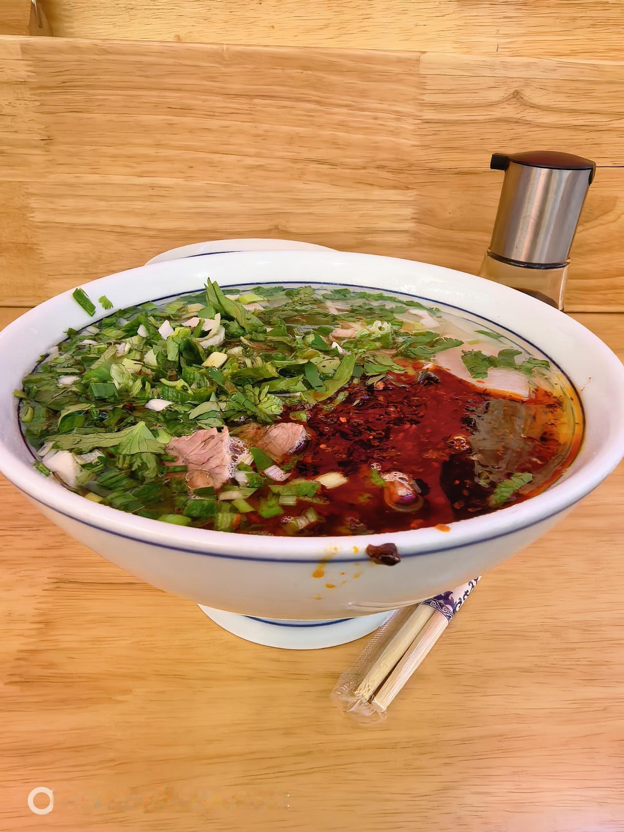 早餐继续牛肉面，面和汤全面吃干喝尽，不浪费一粒粮食。

一口气写了三篇微头条，昨