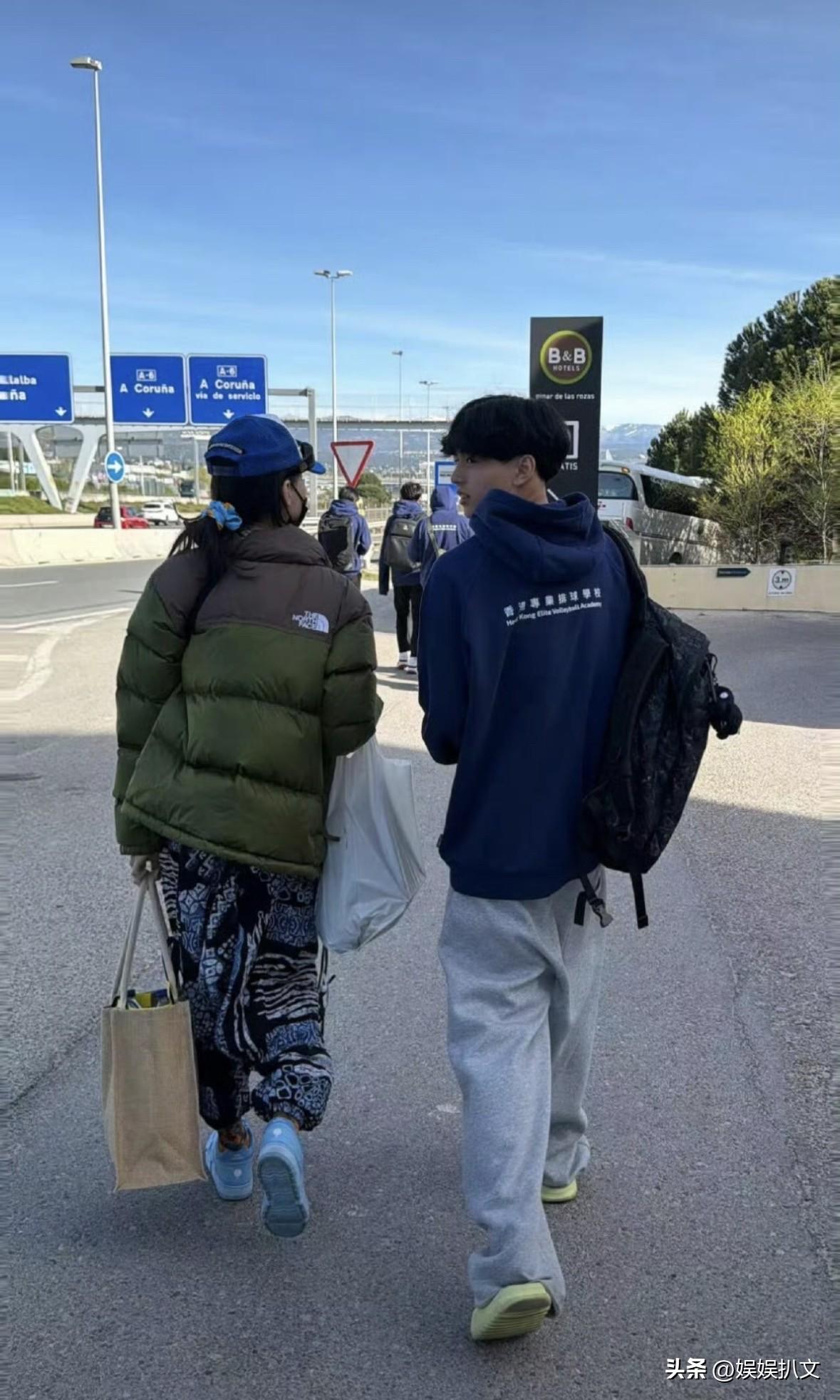 张柏芝晒与二儿子背影照，二儿子谢振南侧脸真的好帅，如果进入娱乐圈的话，假以时日，