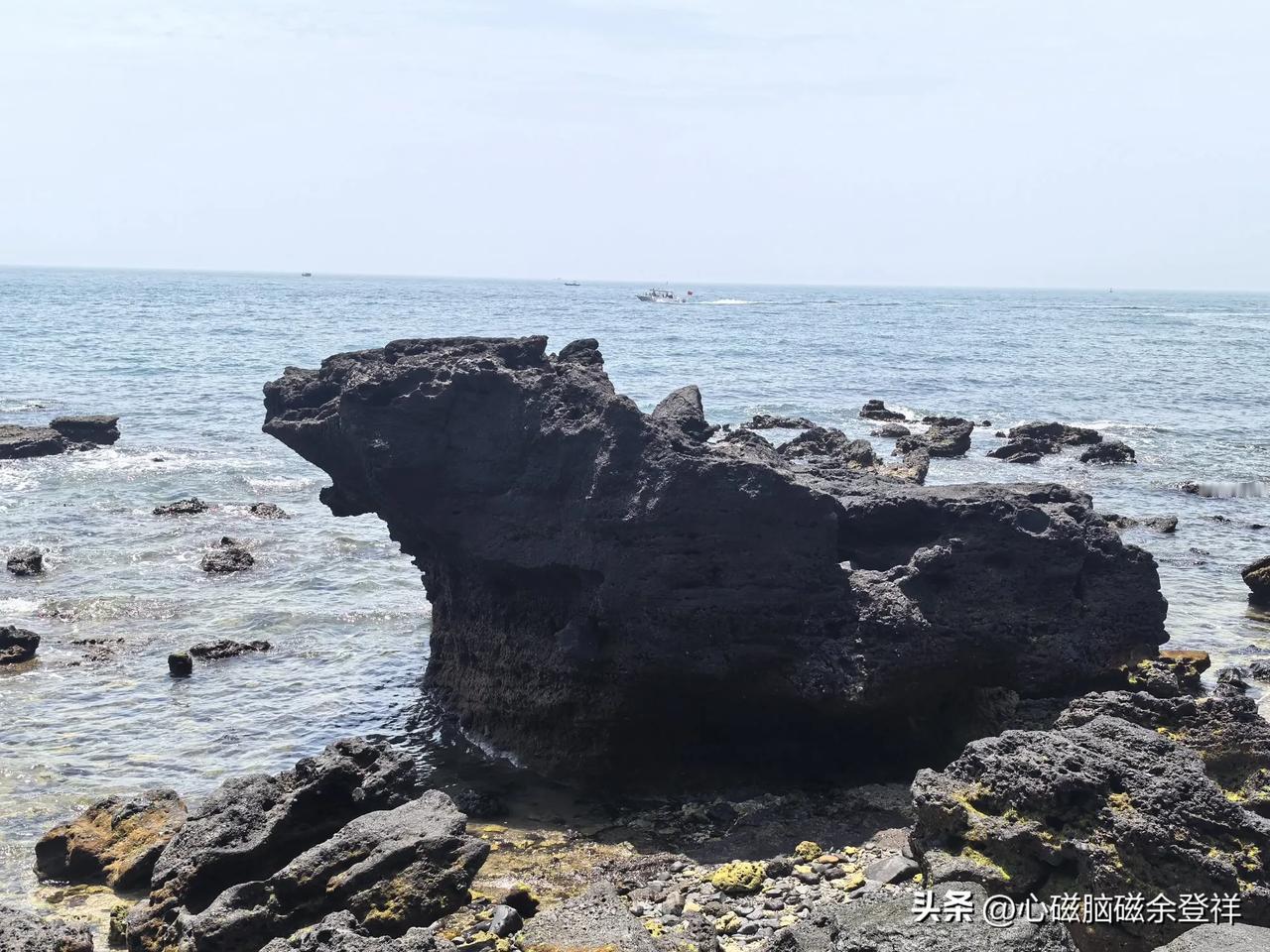 分享一张你拍的海滩的照片涠洲岛海滩。