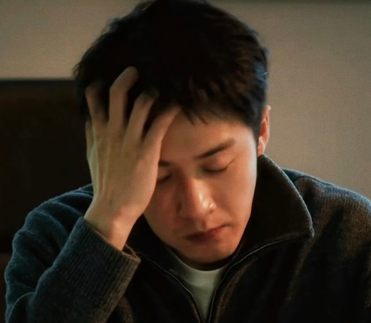 婚后李淇磨一个案子，一整天只吃了一口炒饭，晚上还在桌子前面焦头烂额…你也忙，和他