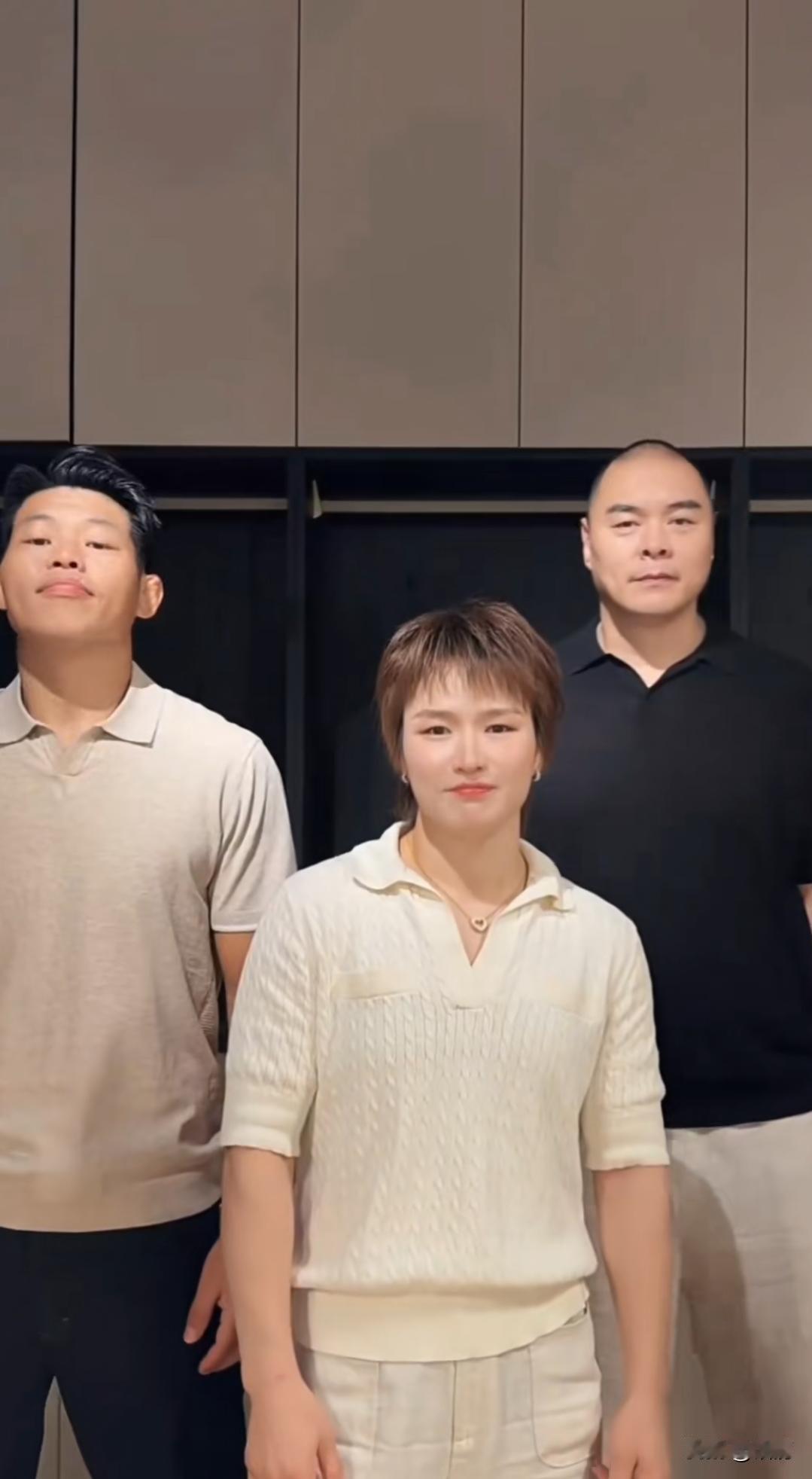 这三个人，当年在唐山烧烤店吃烧烤，结局会怎么样？
我很好奇[捂脸]