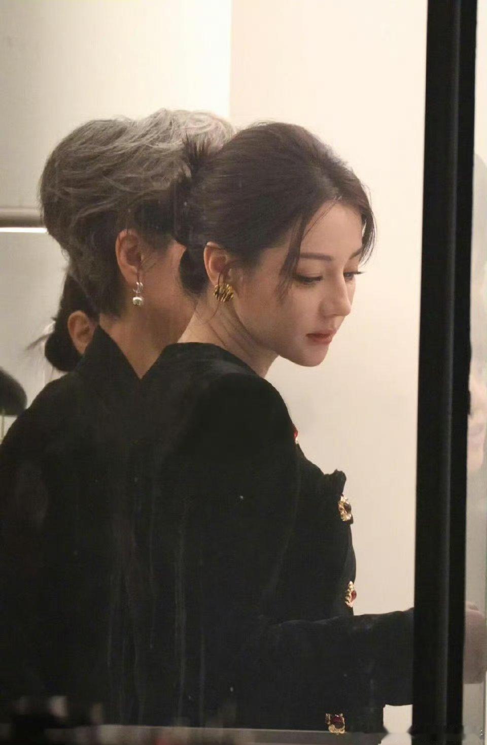 迪丽热巴和叶童，好强的女强气势感 ​​​ 法拉利老了还是法拉利 ​​​