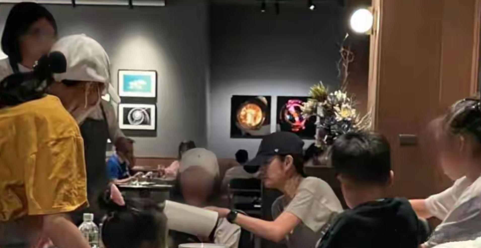安以轩素颜带娃聚餐 安以轩素颜带孩子聚餐，网友透露称安以轩警觉性很高，帽子一直压