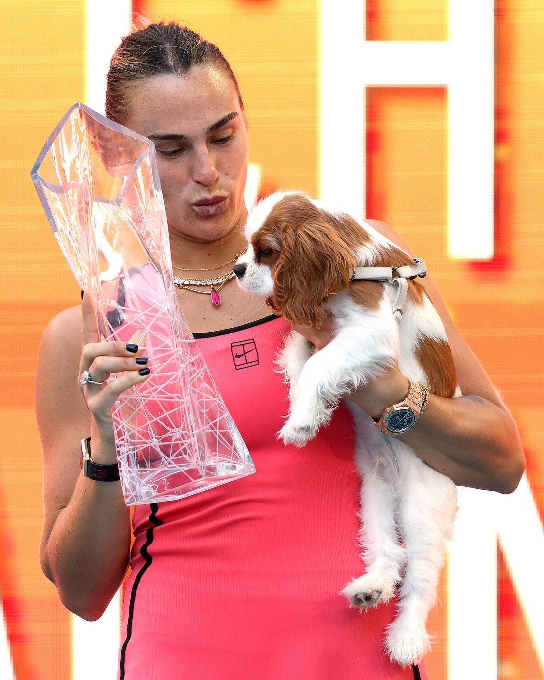 萨巴伦卡阳光双冠 萨巴伦卡Miami捧杯图！依旧有小狗🐶，依旧有彩带，阳光双冠