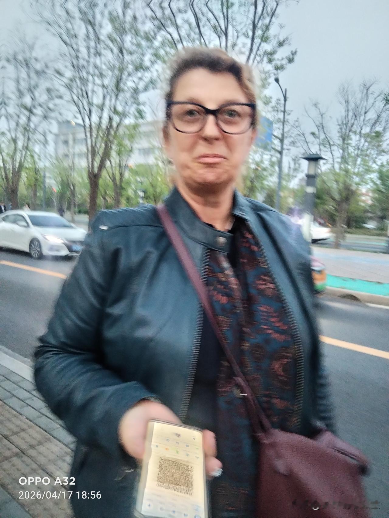 今天在北京公交站看到一个女的是外国人，鼻子很高，普通话说得还可以，在天安门广场看