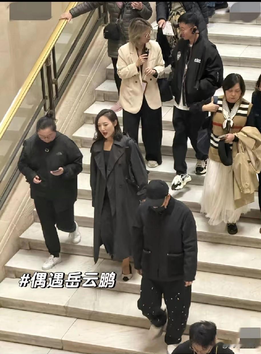 11 月 12 日，岳云鹏带队现身巴黎卢浮宫，引发关注。他和搭档孙越即将在巴黎开
