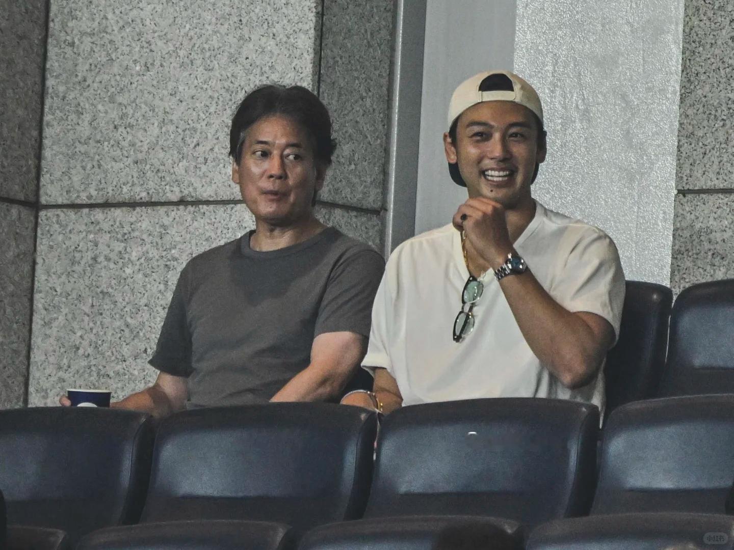 唐泽寿明和竹内凉真昨天去看了麒麟杯日本vs厄瓜多尔，竹内凉真踢过职业队的梯队，后