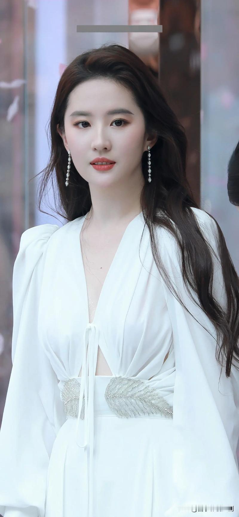 你不用为她打榜控评，不用为了维护她和陌生人争执，只需要在她的作品上线时安静支持，
