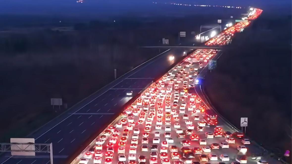 高速不高速：行车种种怪象！家人们，跑高速最闹心的是什么？不是路远，不是费油，是高