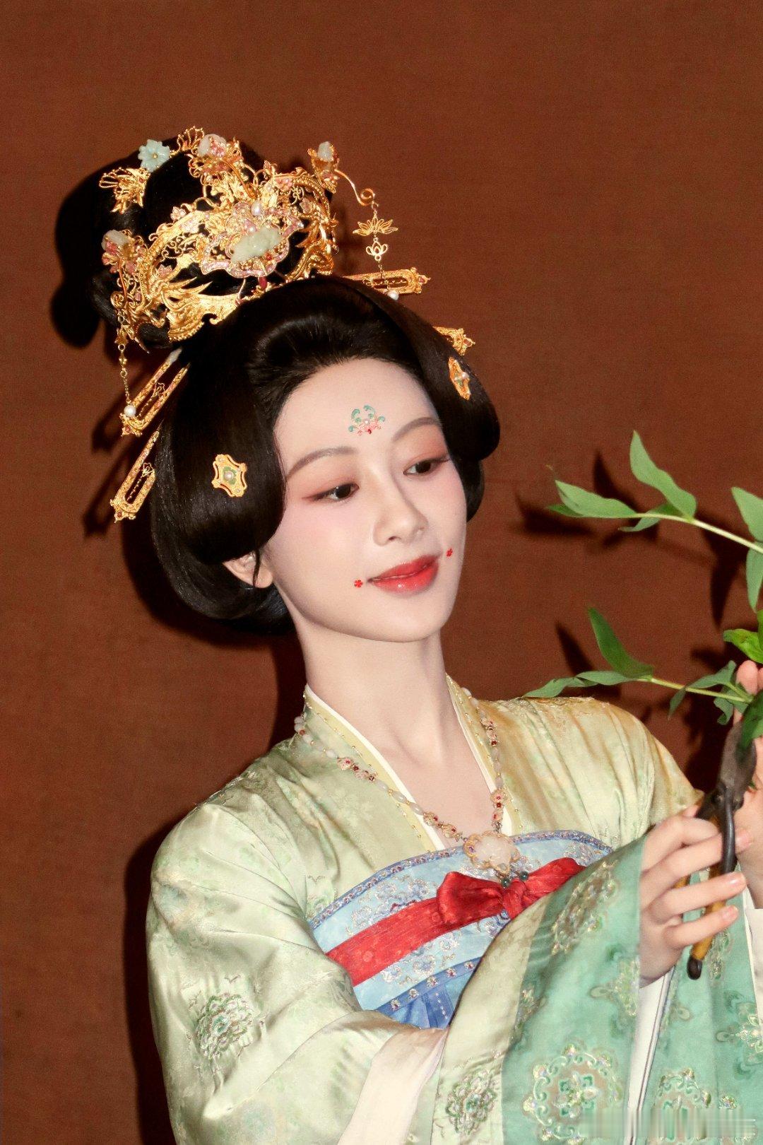 国色芳华预热 绝代只西子，众芳惟牡丹。身处于后宅的尔虞我诈，勾心斗角，她努力抗争