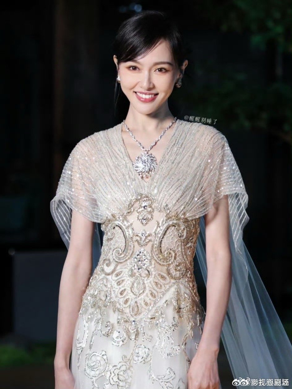 #唐嫣活动生图#哇塞！唐嫣也太好看了吧高贵优雅，大方明媚，唐嫣和蒂芙尼简直就是绝