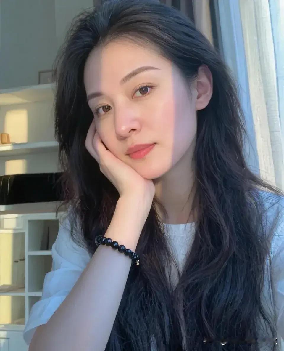 优雅穿搭，其实素衣也不差！舒服又好看的穿搭有哪些 什么样的穿搭可以让人显得很有气