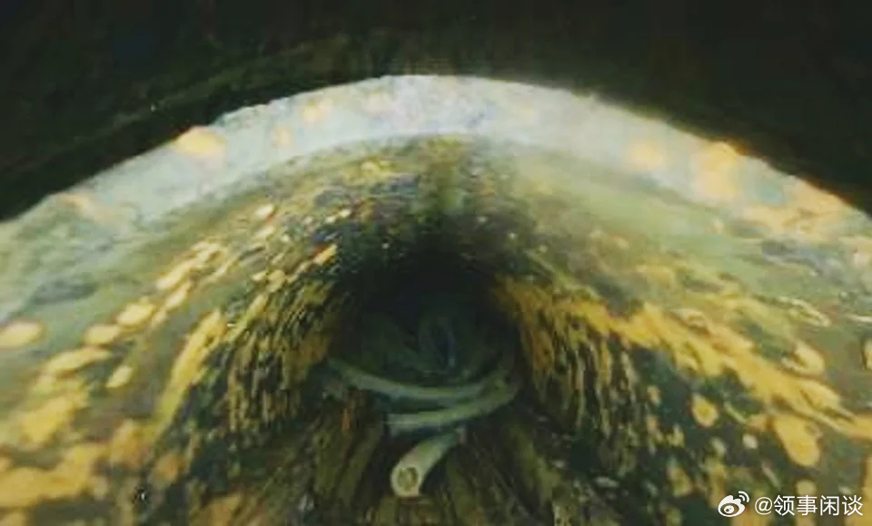 【福岛核反应堆内部的无人机视频显示压力容器上有个孔洞，疑似燃料碎片】（美联社）—