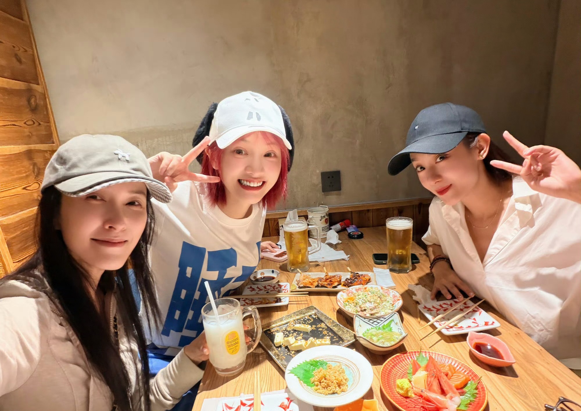 徐洁儿晒和黄灿灿侯宇聚餐合照徐洁儿黄灿灿侯宇聚餐合照 徐洁儿晒和黄灿灿侯宇聚餐合