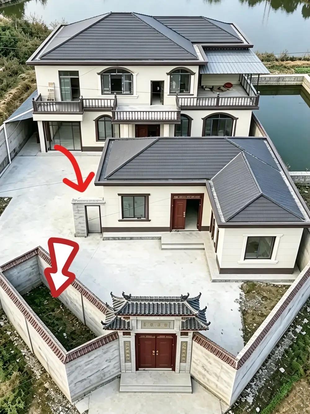 这户人家的房子建得挺好看，但门口这围着长方形的框是做什么用呢？院里面还建了一个空