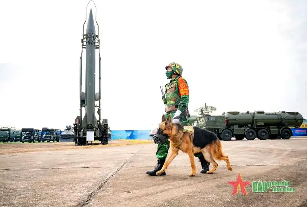 越南防务展现场画面，充满了历史的厚重感！
越南自己研发不了弹道导弹，当年从苏联和