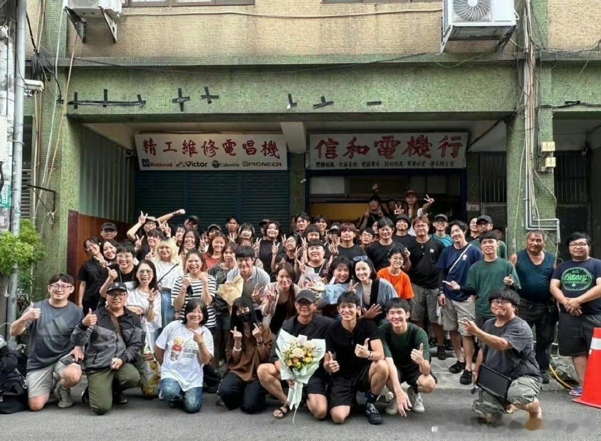 黄旭熙新戏杀青黄旭熙新戏杀青合照黄旭熙新戏杀青合照，呃…这 ​​​