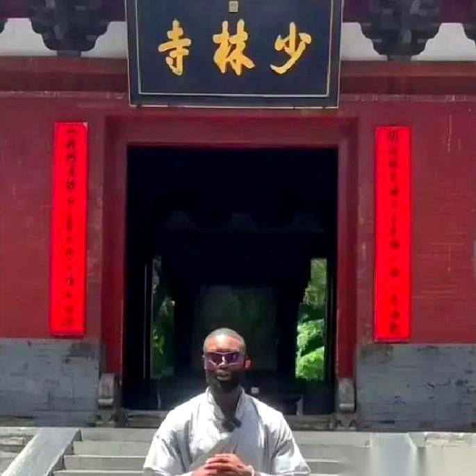 杰伦布朗，凯尔特人的核心战将，最近中国行。他不是来度假的，直接就奔着河南少林寺去