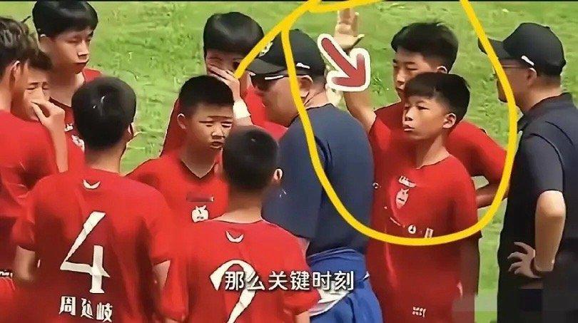 “我来！”12岁的孟新义喊出这两个字的时候，全场都听见了。意大利国际青少年邀请赛