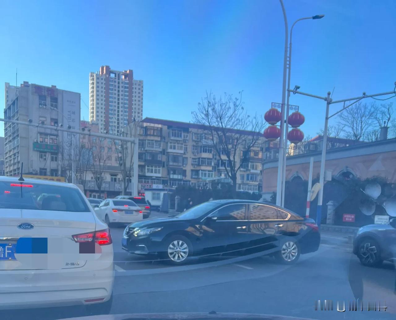 今早毓璜顶医院附近的路口，一辆私家车横跨3个车道，还都是实线，导致附近拥堵，早高