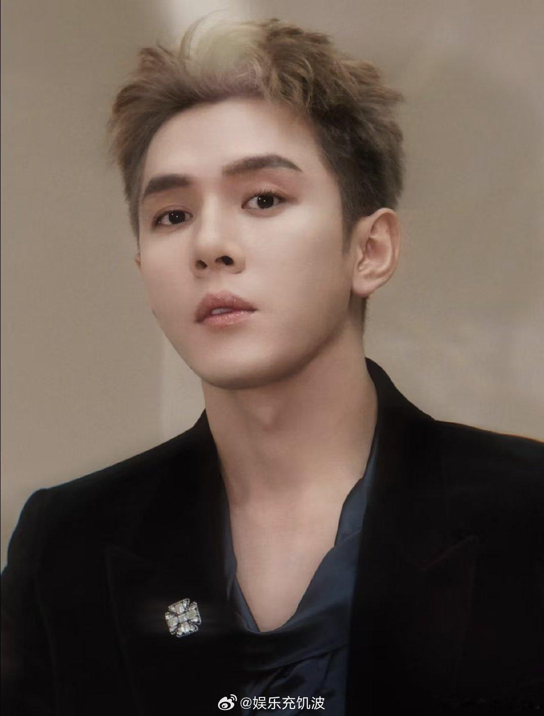 李佳琦说可能缺席两个季度直播李佳琦哽咽 回望十年，从一无所有到行业翘楚，李佳琦颁