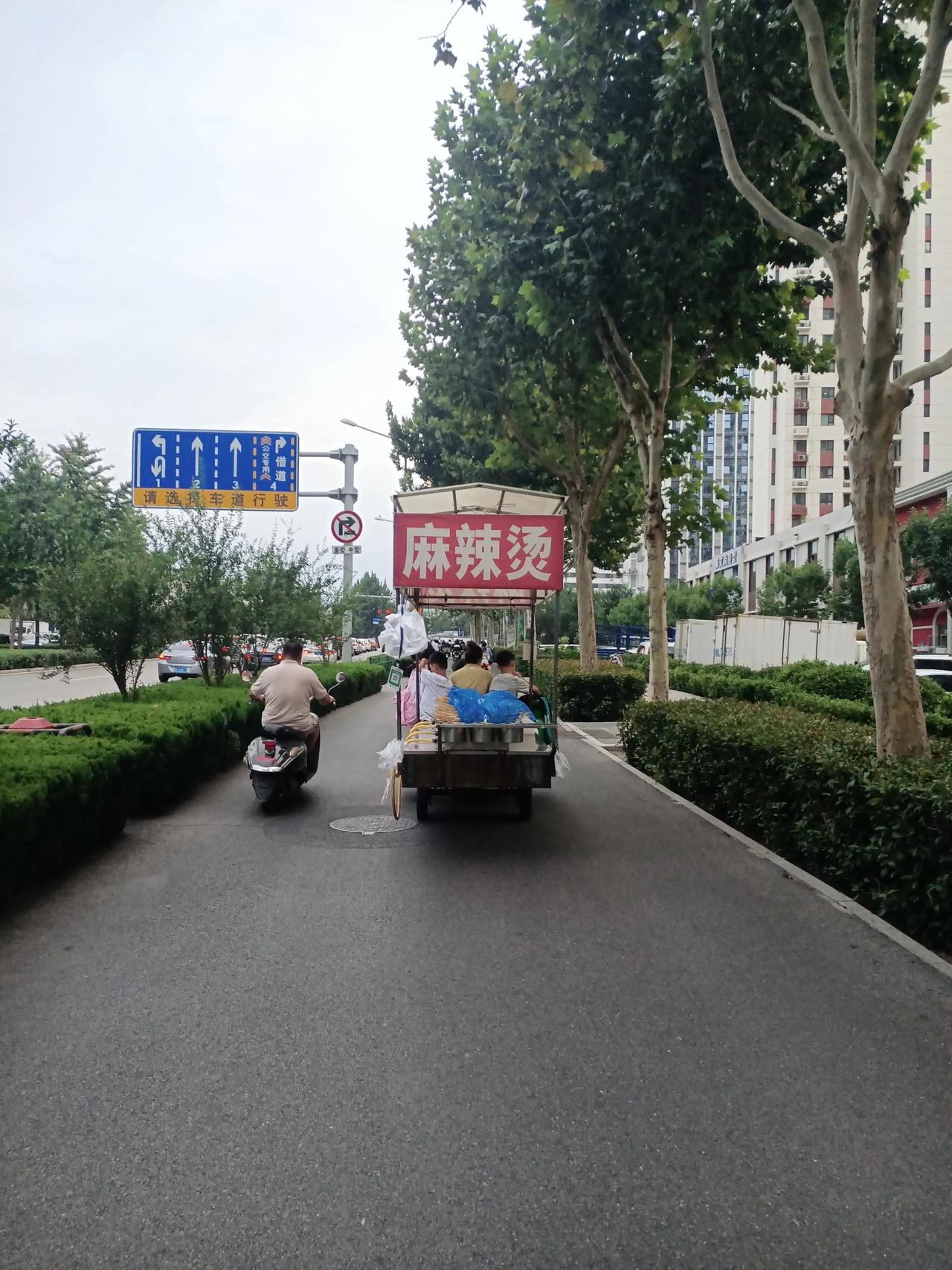 底层劳动人民的生活真的很不容易呀。
大姐带着两个儿子摆摊卖麻辣烫。
还要提心吊胆