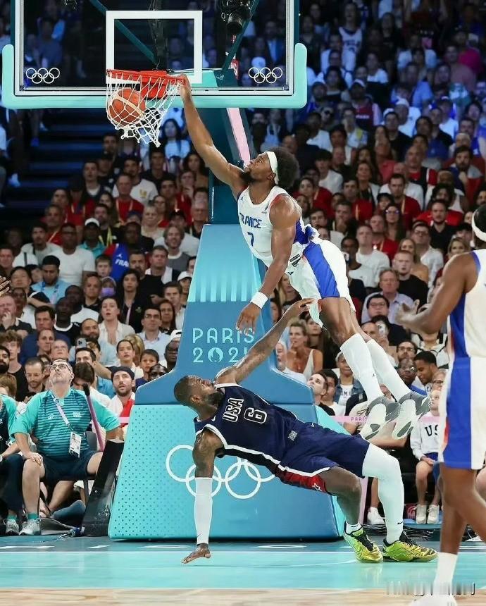 NBA：奥运会上隔扣詹姆斯的前CBA球员底薪签约NBA！
Woj报道，法国前锋亚
