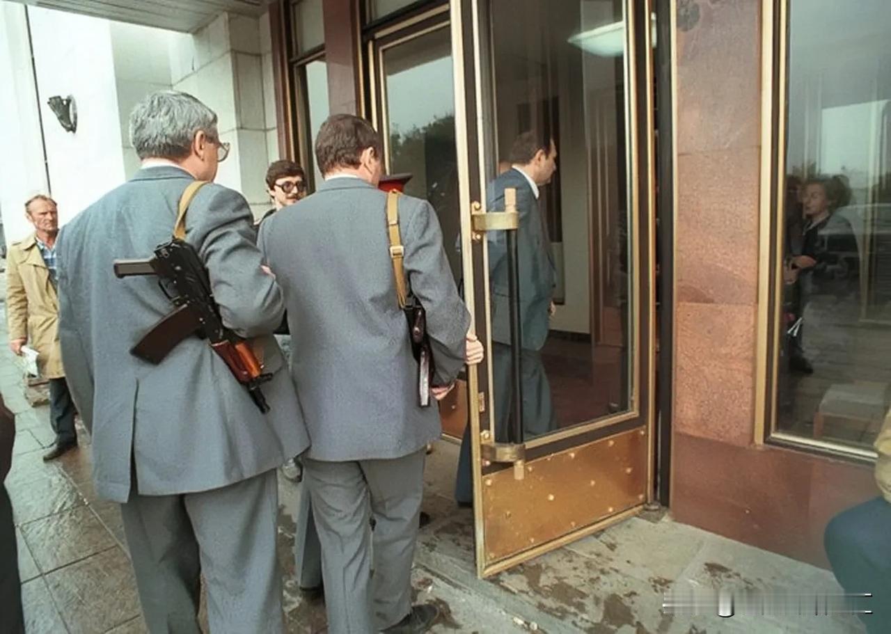 1991年8月19日，加里宁格勒苏维埃议会大厦的大门入口的情景 ​