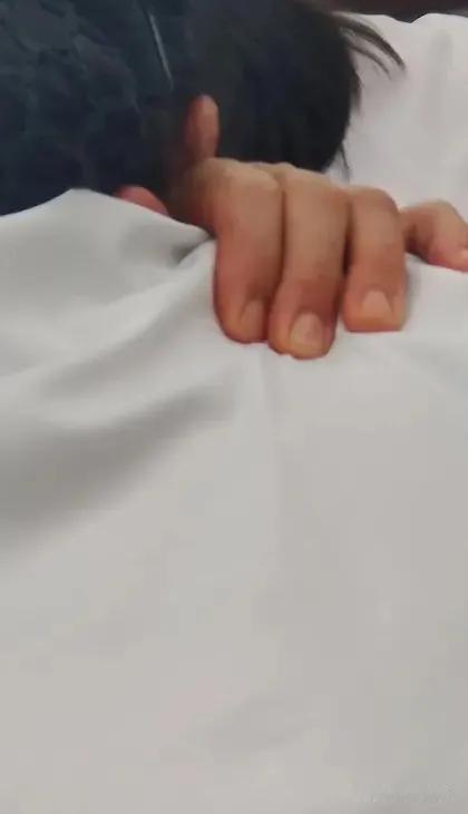 两个小时的培训会，坐在我前面的大姐大部分时间都在按摩她的肩胛部，看着我都觉得痛了
